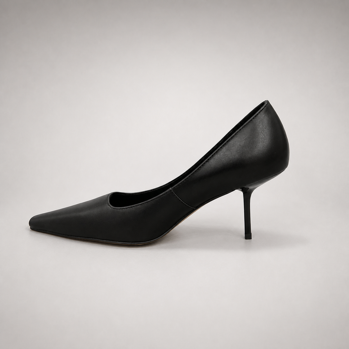Black pump opposite side profile showing a pointed toe