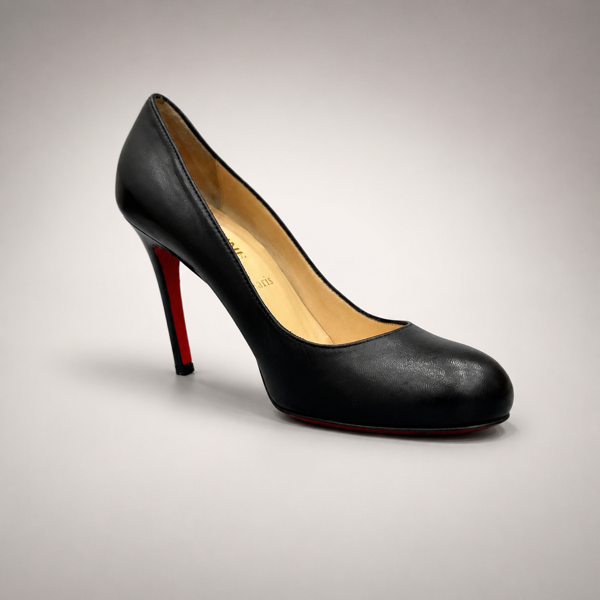 Black Pumps pair three-quarter view