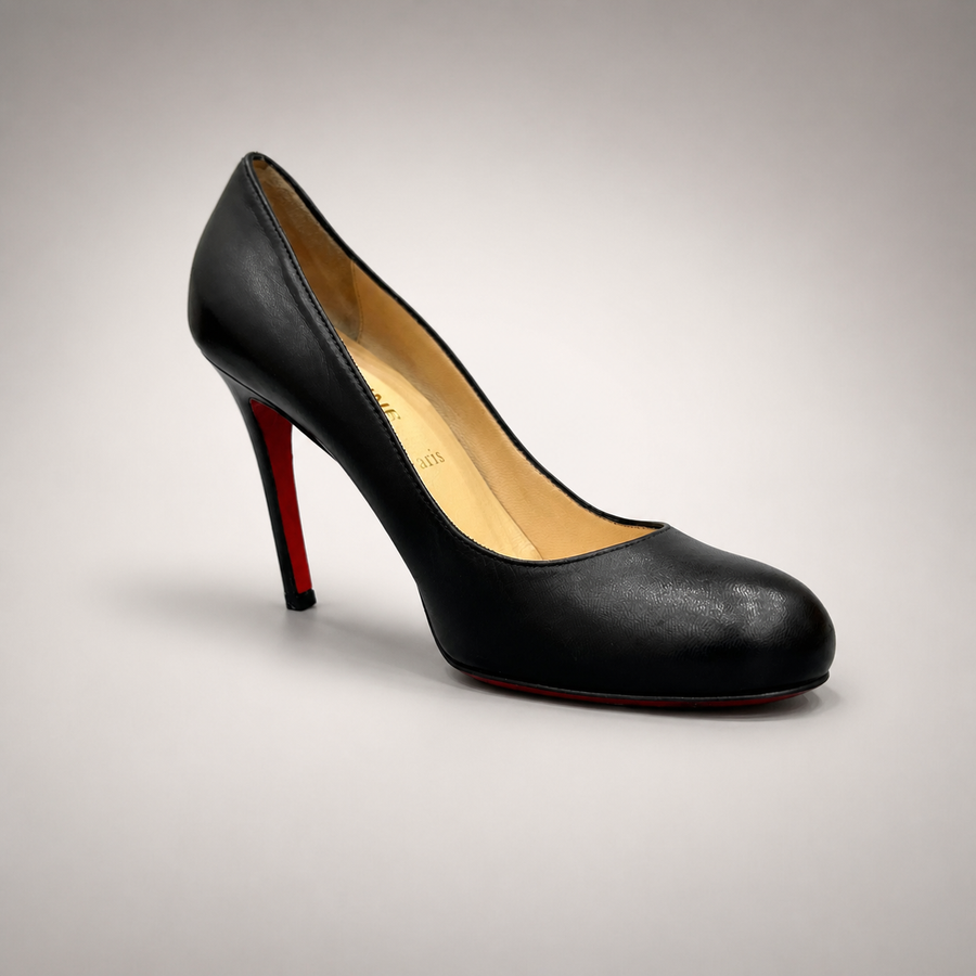 Black Pumps pair three-quarter view