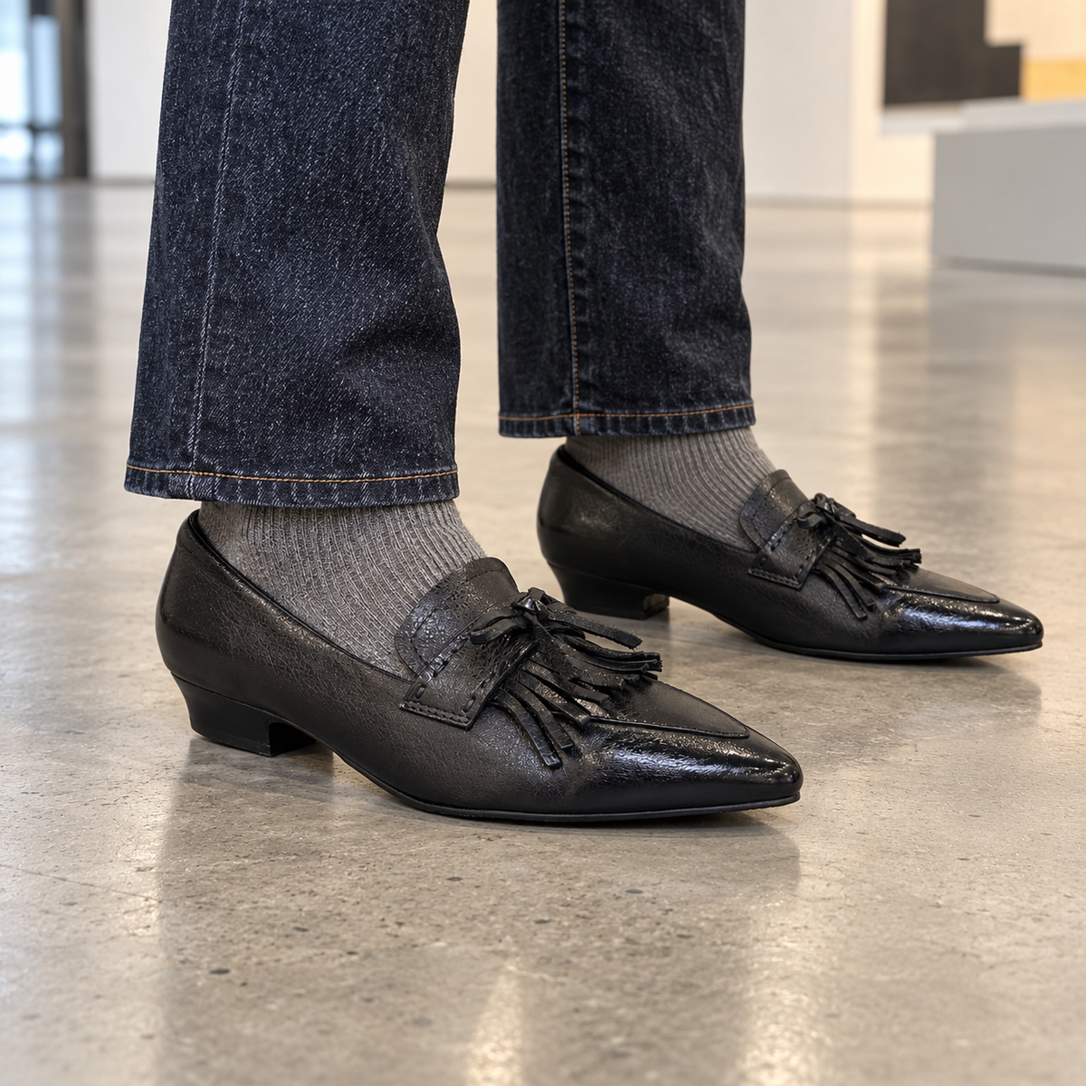 Black Horse Leather Pointed-Toe Tassel Loafers on foot
