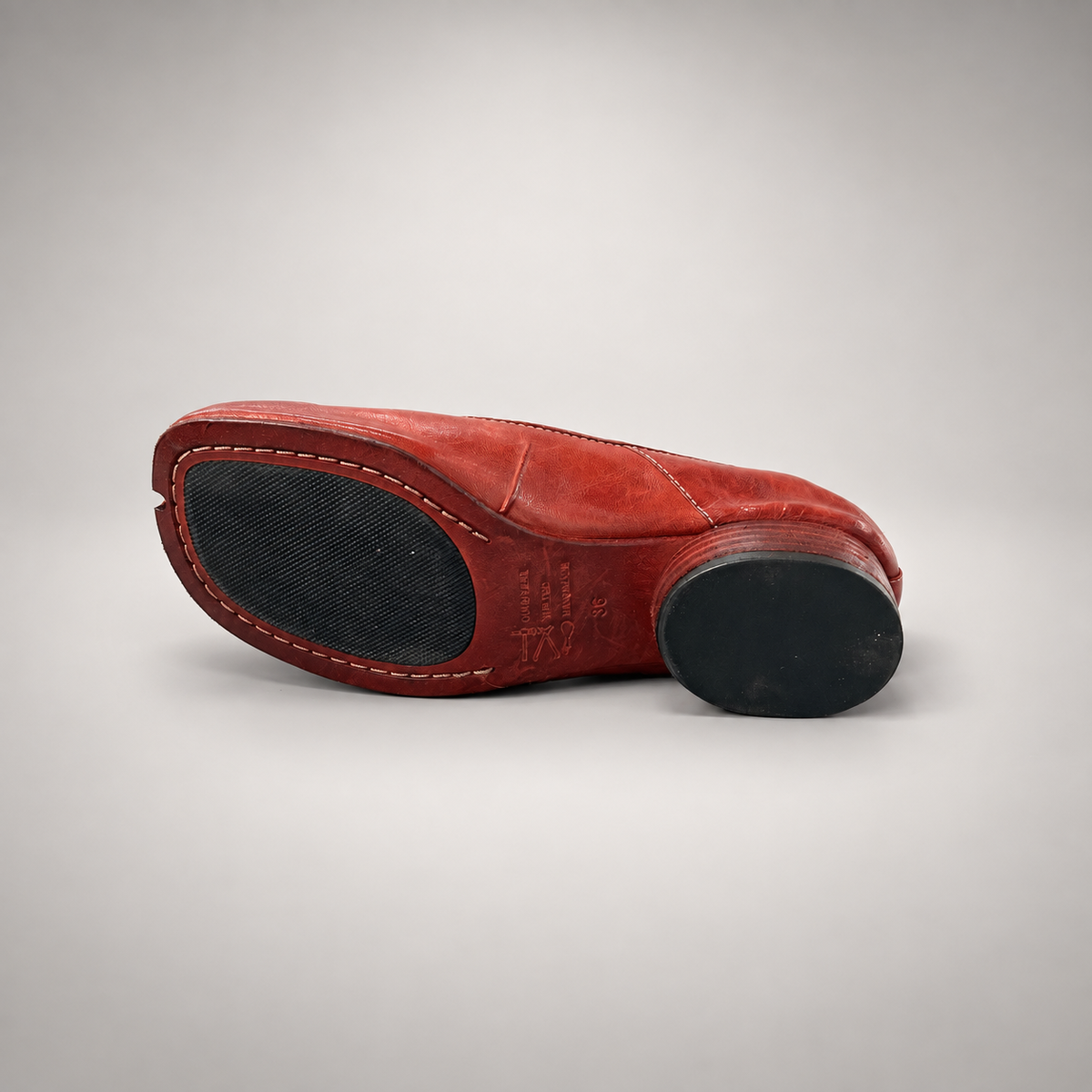 Red shoes, view 5