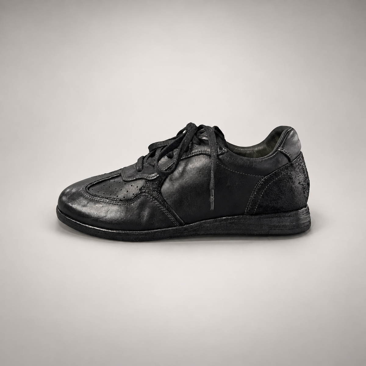 Black sneakers, view 4